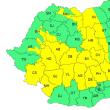 Cod galben de averse torențiale, descărcări electrice și vânt, până marți seara