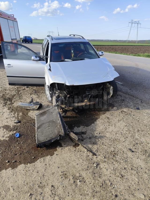 Trei răniți după ciocnirea a două mașini, la Cumpărătura