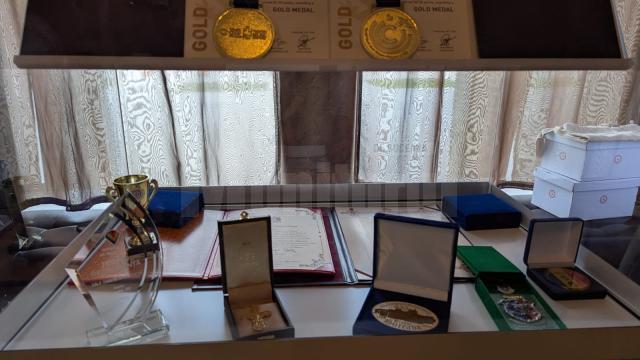 Medaliile obținute de Corala ”Ciprian Porumbescu” au fost expuse în foaierul Casei de Cultură a Sindicatelor Suceava