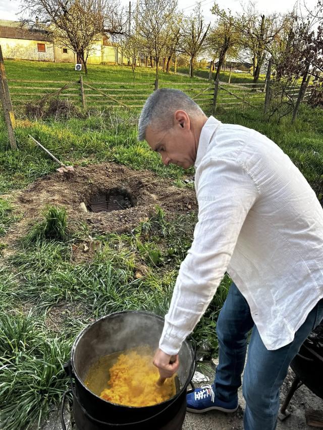 David Saranga a făcut mămăligă la ceaun, cu foc de lemne