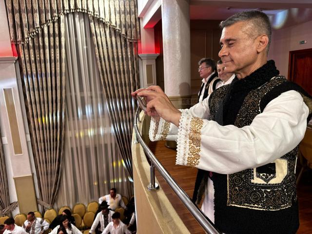 David Saranga a îmbrăcat și costumul tradițional din Bucovina, participând la Balul Gospodarilor din Botoșana