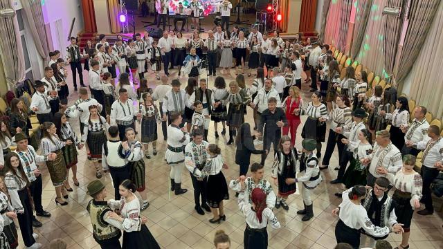 David Saranga a îmbrăcat și costumul tradițional din Bucovina, participând la Balul Gospodarilor din Botoșana