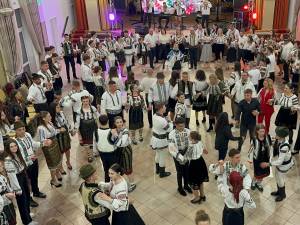 David Saranga a îmbrăcat și costumul tradițional din Bucovina, participând la Balul Gospodarilor din Botoșana