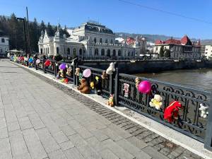 La Vatra Dornei a fost organizată acțiunea caritabilă „Podul cu jucării”