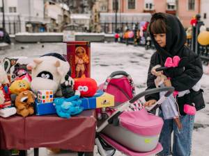 La Vatra Dornei a fost organizată acțiunea caritabilă „Podul cu jucării”