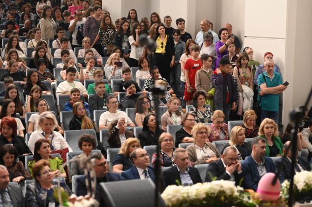 Aproape 300 de elevi și profesori, la Suceava
