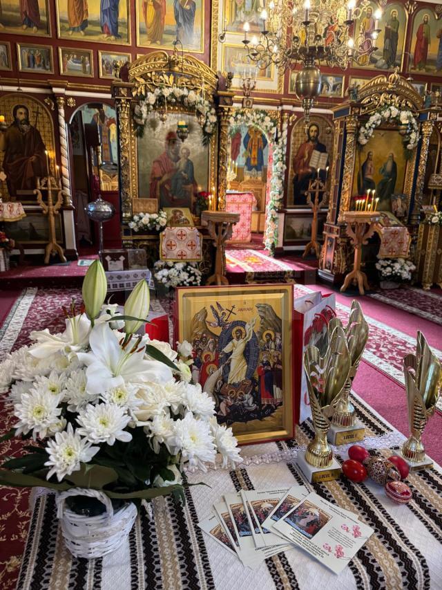 Concurs Pascal de ciocnit ouă roșii la Biserica „Adormirea Maicii Domnului” din Ciocănești