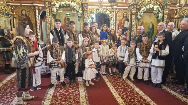 Concurs Pascal de ciocnit ouă roșii la Biserica „Adormirea Maicii Domnului” din Ciocănești