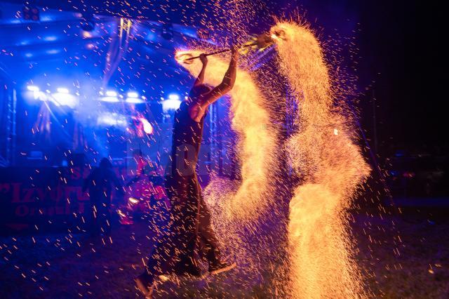 Flăcări, emoție și artă vie – Eternal Flames a încins atmosfera la Liteni. Foto Drăgoi Ionuț
