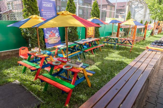 Grădinița „1-2-3” a fost dotată cu mese și bănci pentru activitățile în aer liber, cu sprijinul Fundației Umanitare ASSIST