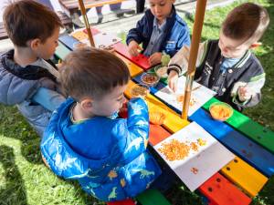 Grădinița „1-2-3” a fost dotată cu mese și bănci pentru activitățile în aer liber, cu sprijinul Fundației Umanitare ASSIST