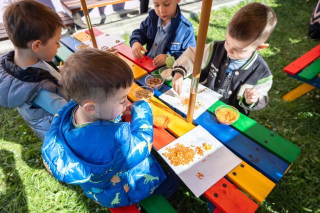 Grădinița „1-2-3” a fost dotată cu mese și bănci pentru activitățile în aer liber, cu sprijinul Fundației Umanitare ASSIST