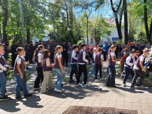 Elevii de la Școala Gimnazială Nr. 1 au depus flori la monument