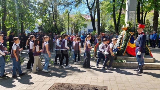 Elevii de la Școala Gimnazială Nr. 1 au depus flori la monument