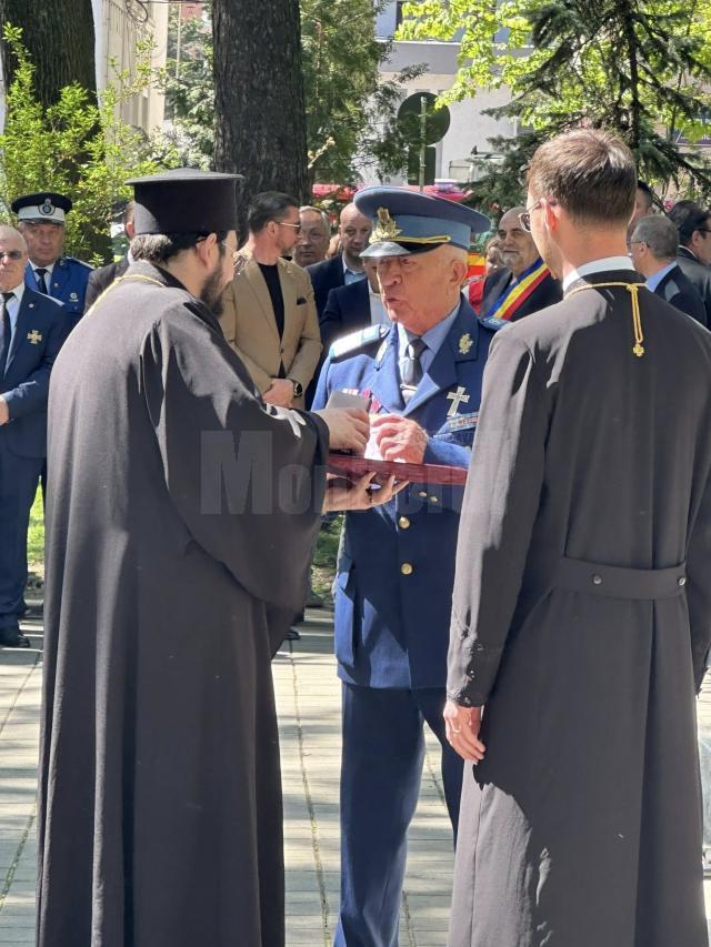 Înmânarea Ordinului „Crucea Bucovinei” lui Dumitru Davidel