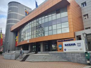 Indemnizațiile primarului și viceprimarilor Sucevei, majorate cu 50%, în paralel cu tăierea sporurilor unor angajați din Primărie