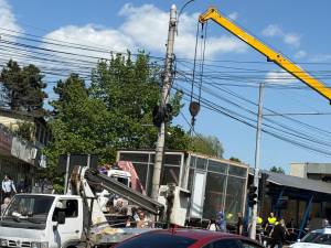 Chioșcul care a stat fără nici un rost în acea zonă centrală a municipiului nu mai puțin de 7 ani a fost îndepărtat marți