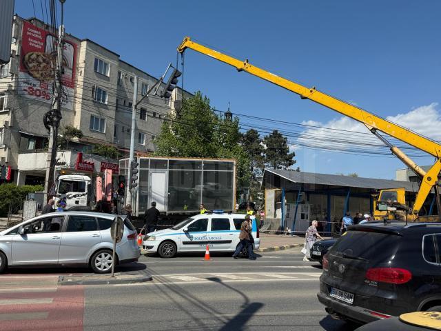 Chioșcul care a stat fără nici un rost în acea zonă centrală a municipiului nu mai puțin de 7 ani a fost îndepărtat marți