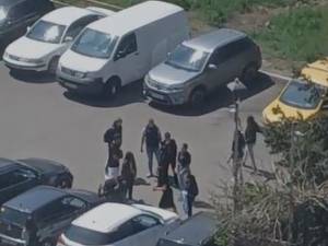 Răfuială cu țipete și lovituri, în apropierea unui liceu, încheiată cu Ambulanța și Poliția