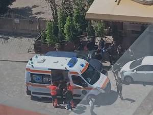 Răfuială cu țipete și lovituri, în apropierea unui liceu, încheiată cu Ambulanța și Poliția