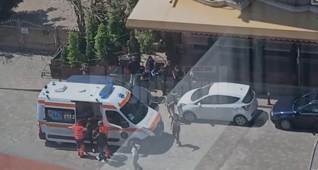 Răfuială cu țipete și lovituri, în apropierea unui liceu, încheiată cu Ambulanța și Poliția