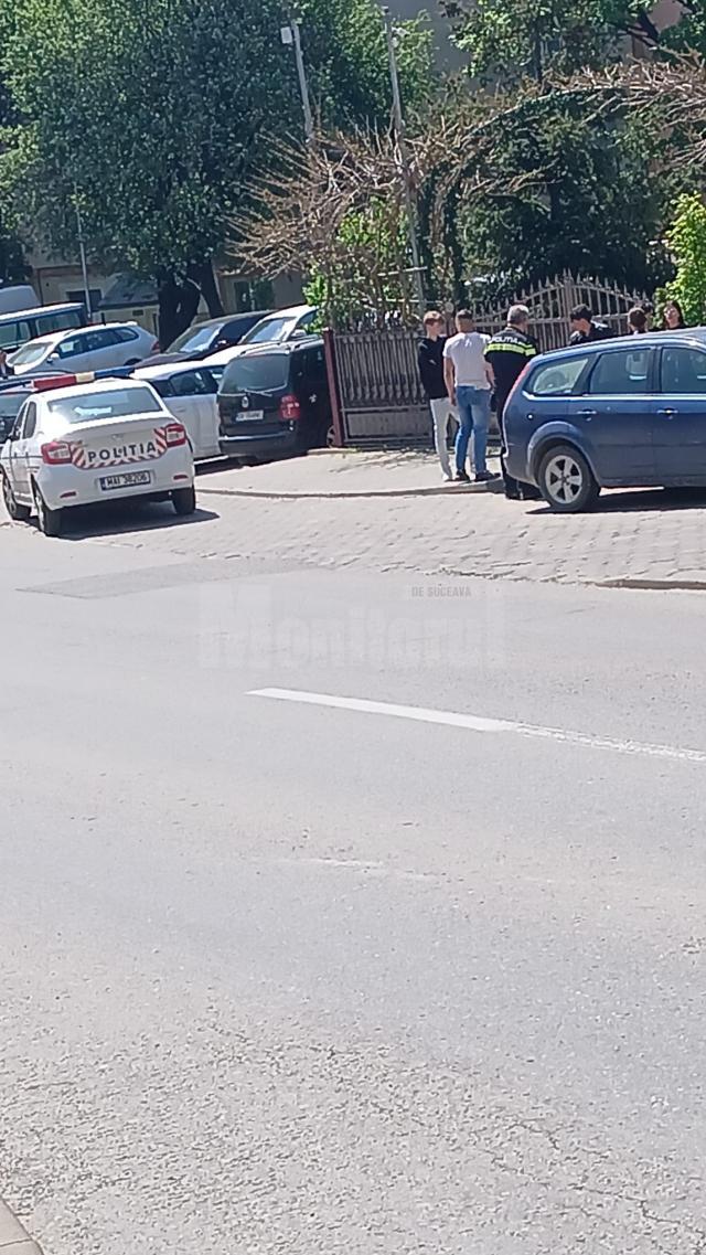 Răfuială cu țipete și lovituri, în apropierea unui liceu, încheiată cu Ambulanța și Poliția