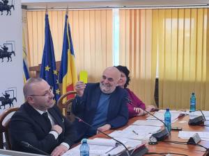 Cartonasul galben arătat de președintele de ședință în plenul Consiliului Local Suceava, ridicat și de primarul Vasile Rîmbu, care a apreciat gluma