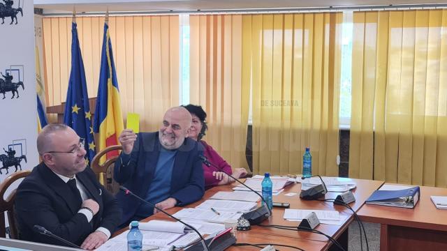 Cartonasul galben arătat de președintele de ședință în plenul Consiliului Local Suceava, ridicat și de primarul Vasile Rîmbu, care a apreciat gluma