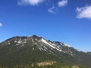 Majoritatea traseelor montane din județ sunt practicabile în condiții de vară