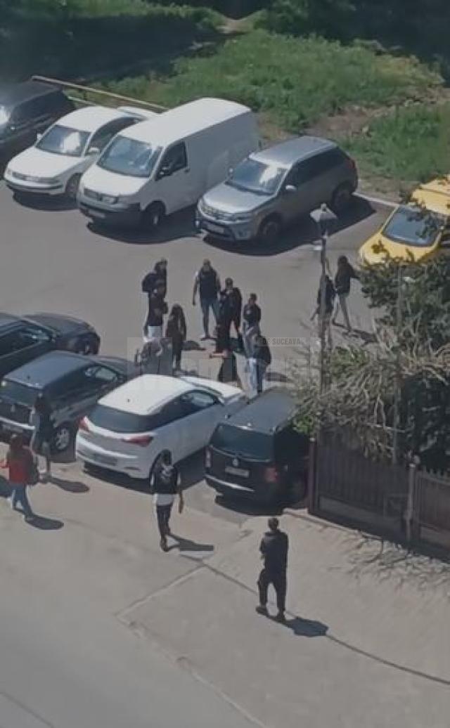 Răfuială între adolescenți, cu țipete și lovituri, din cauza unui triunghi amoros