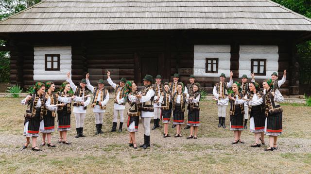 Dansatorii Ansamblului Artistic Profesionist Ciprian Porumbescu Suceava