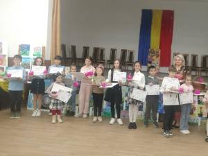 Peste 100 de copii au fost premiați în cadrul concursului ”Fii creativ, magia florilor”