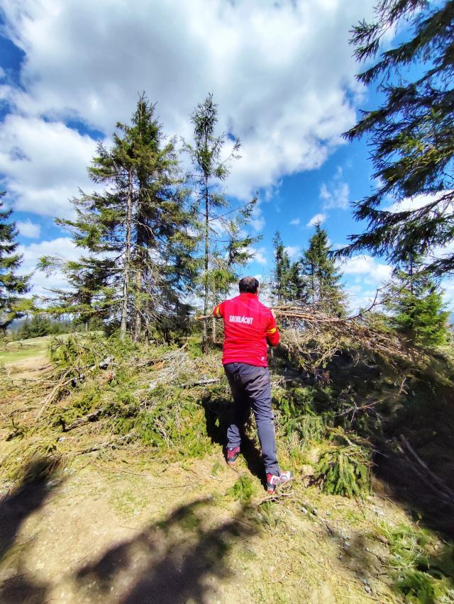 Salvamontiștii dorneni au început lucrările de întreținere a traseelor montane