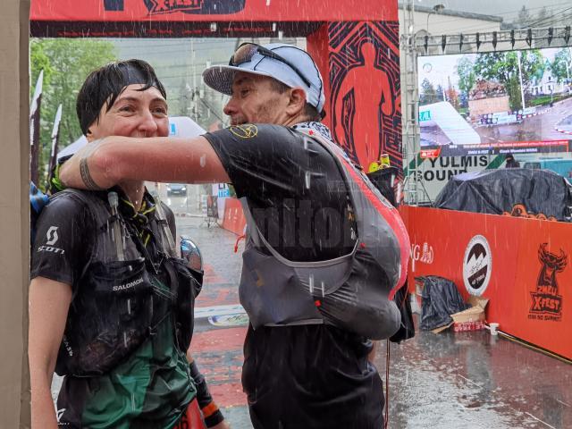 Cuplul care a finalizat o probă dificilă, în ploaie, felicitat de toți cei din jur