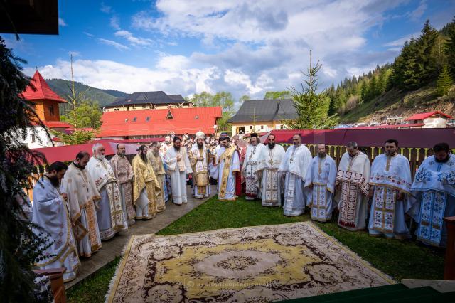 Schitul „Sfânta Mare Muceniță Irina” Ciocănești și-a sărbătorit ocrotitorii prin Liturghie arhierească