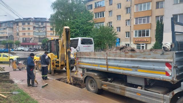 O avarie a lăsat fără apă zeci de locuințe, instituții și firme din centrul Sucevei și din cartierul Zamca