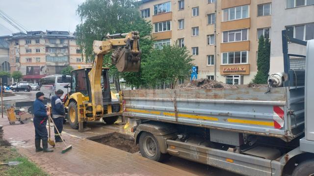 O avarie a lăsat fără apă zeci de locuințe, instituții și firme din centrul Sucevei și din cartierul Zamca