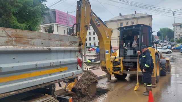 O avarie a lăsat fără apă zeci de locuințe, instituții și firme din centrul Sucevei și din cartierul Zamca