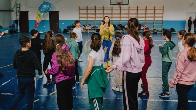 Copiii din Ţara Dornelor s-au întâlnit cu mari campioni ai României