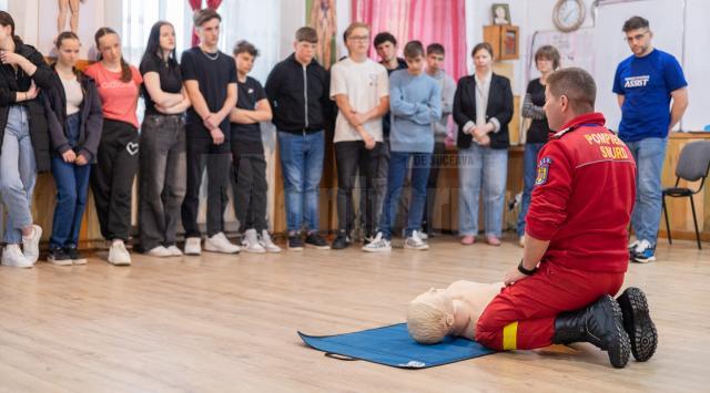 350 de copii și adolescenți din Pârteștii de Jos au participat la Caravana „Sănătate în mișcare”, organizată de fundația umanitară ASSIST