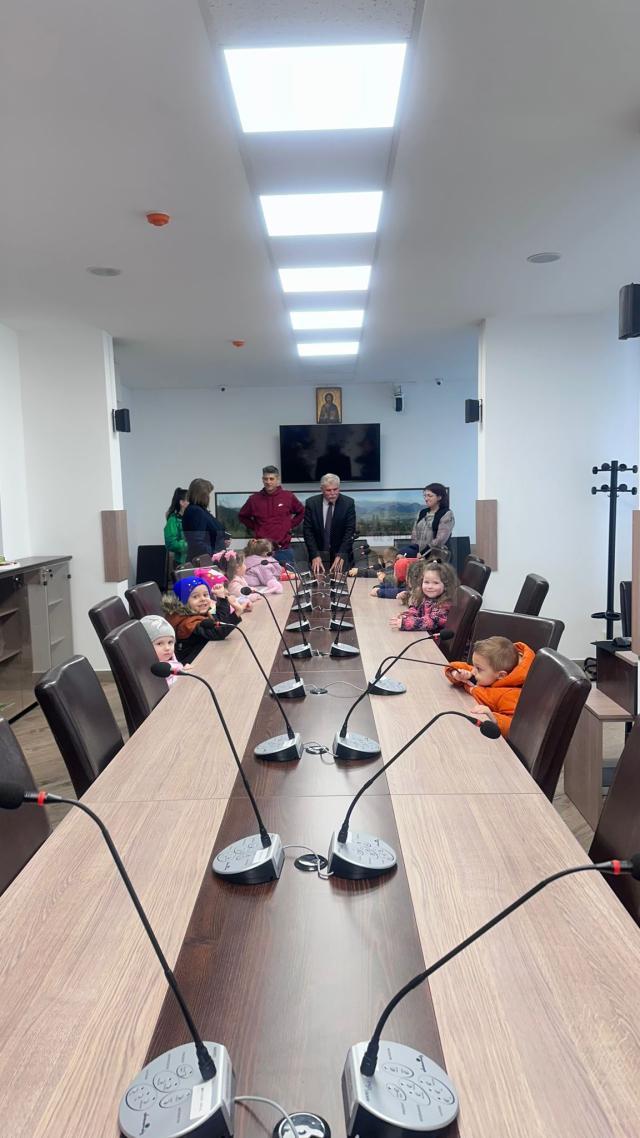 9 Mai – Ziua Independenței și Ziua Europei, sărbătorite de preșcolari la Primăria Câmpulung Moldovenesc