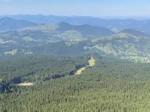 Priveliste spectaculoasa de la una dintre ieșirile tunelului din Rarău