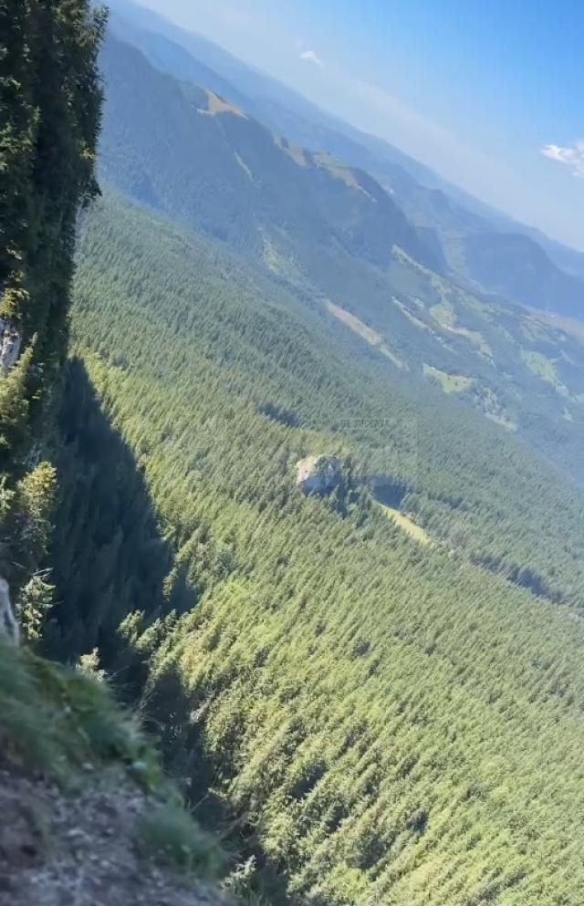 Priveliste spectaculoasa de la una dintre ieșirile tunelului din Rarău