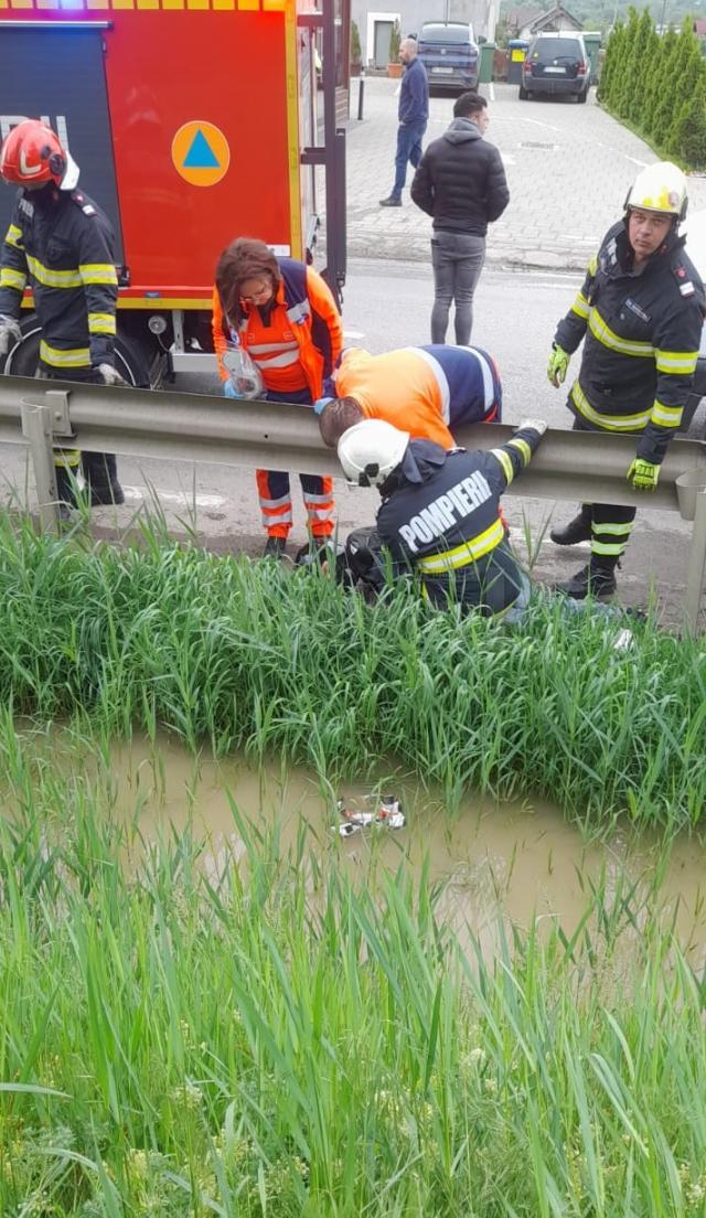 Accident între un autoturism și o moticicletă, la ieșire din Suceava spre Plopeni