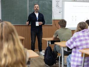 350 de copii și adolescenți din Pârteștii de Jos au participat la Caravana „Sănătate în mișcare”, organizată de fundația umanitară ASSIST