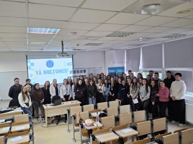 Polițiștii de la Anticorupție, față în față cu studenți de la USV: ”E timpul să nu mai dăm și noi ceva”