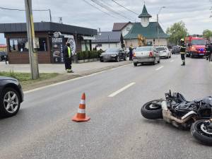Accident între un autoturism și o moticicletă, la ieșire din Suceava spre Plopeni
