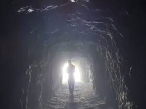 „Mina Rarău”, tunelul săpat de austrieci în urmă cu peste 100 de ani, ascuns în inima muntelui