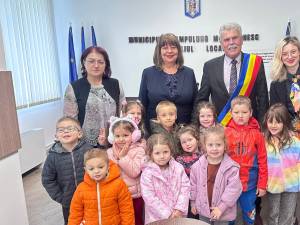 9 Mai – Ziua Independenței și Ziua Europei, sărbătorite de preșcolari la Primăria Câmpulung Moldovenesc