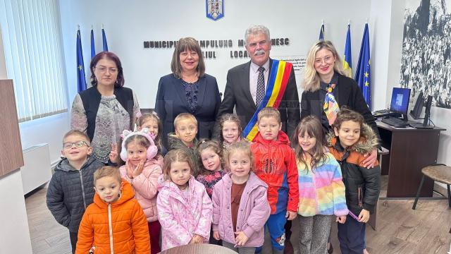 9 Mai – Ziua Independenței și Ziua Europei, sărbătorite de preșcolari la Primăria Câmpulung Moldovenesc